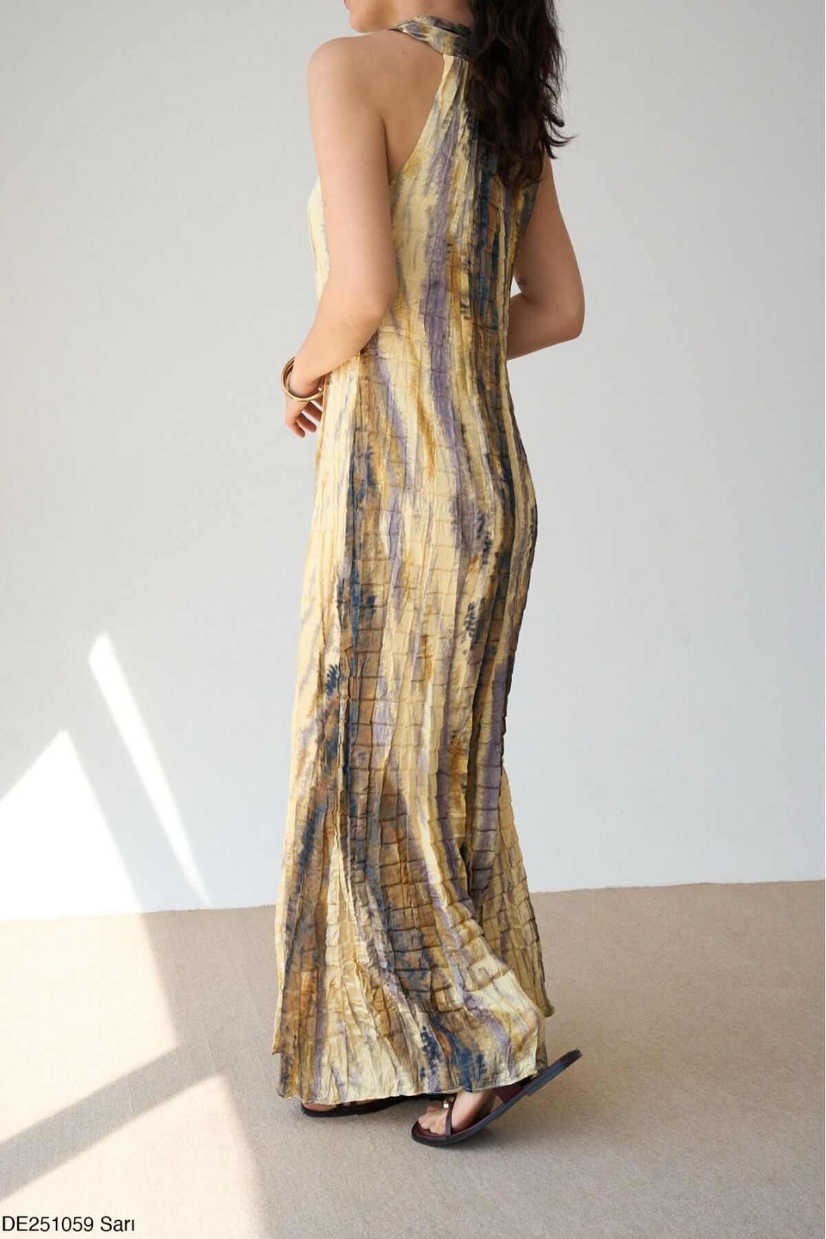 Kadın Sarı Kraşlı Boyundan Düğmeli Kolsuz Uzun Elbise - Görsel 2