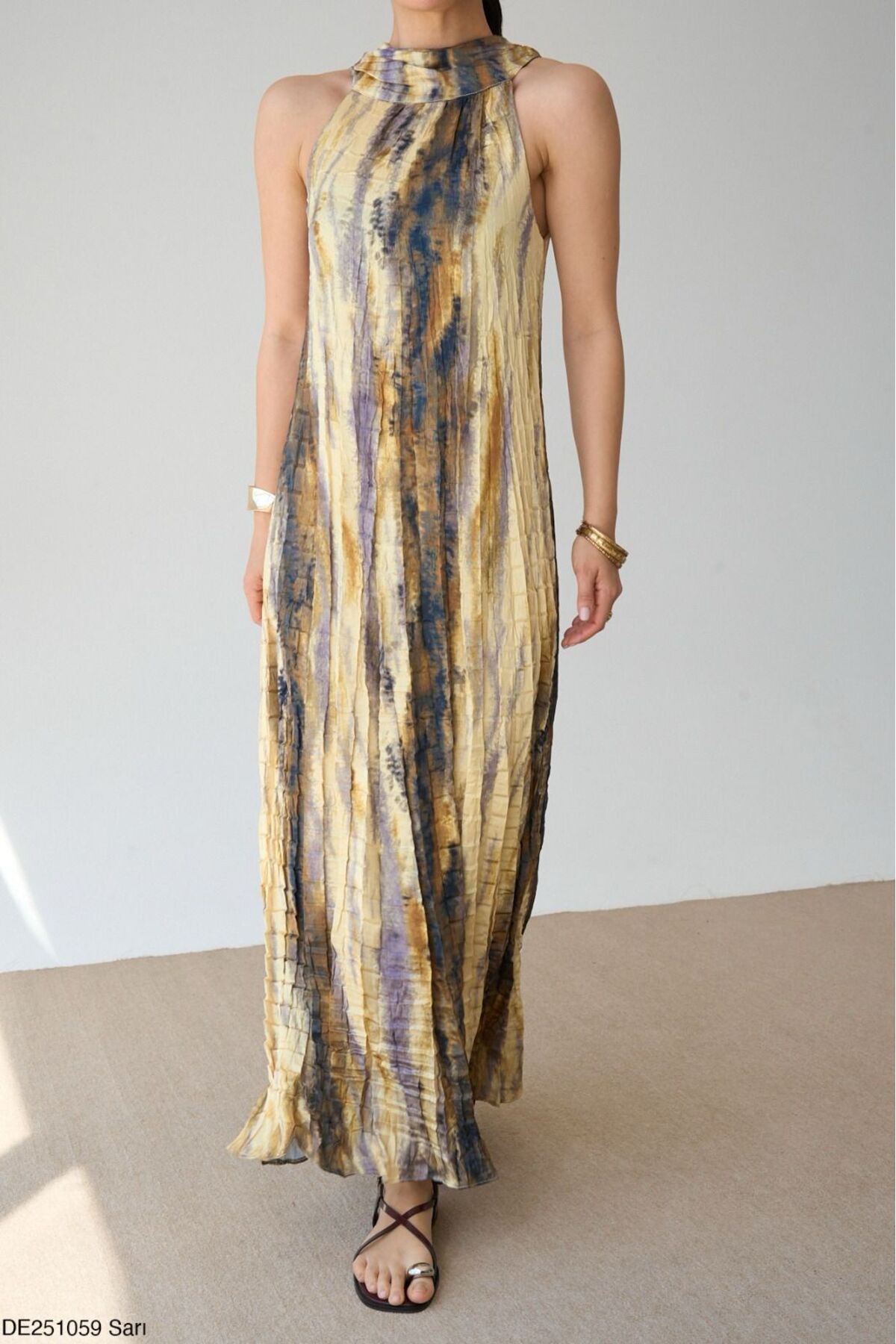 Kadın Sarı Kraşlı Boyundan Düğmeli Kolsuz Uzun Elbise - Görsel 4