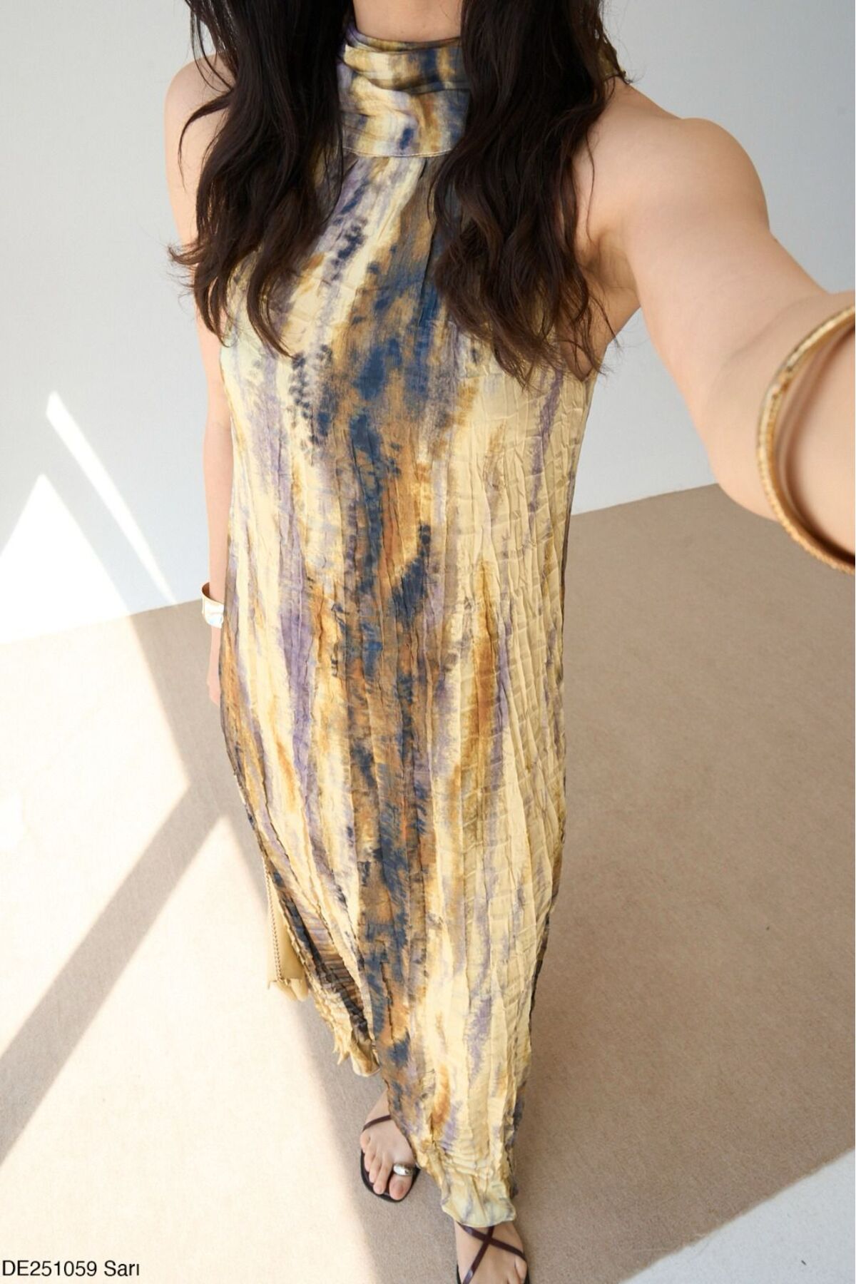 Kadın Sarı Kraşlı Boyundan Düğmeli Kolsuz Uzun Elbise - Görsel 5