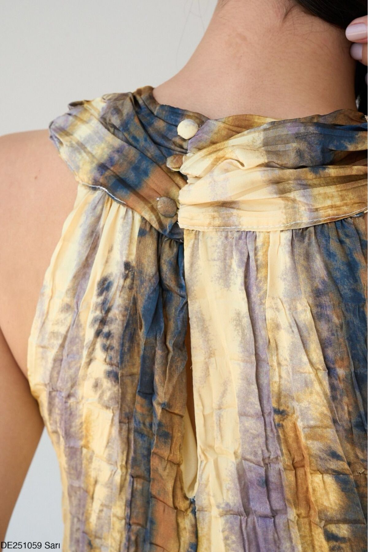 Kadın Sarı Kraşlı Boyundan Düğmeli Kolsuz Uzun Elbise - Görsel 6