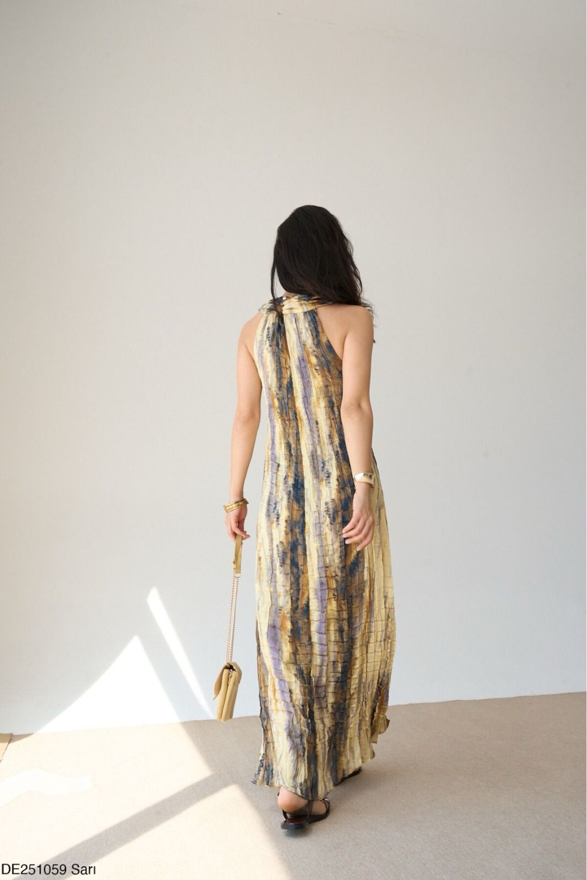 Kadın Sarı Kraşlı Boyundan Düğmeli Kolsuz Uzun Elbise - Görsel 7