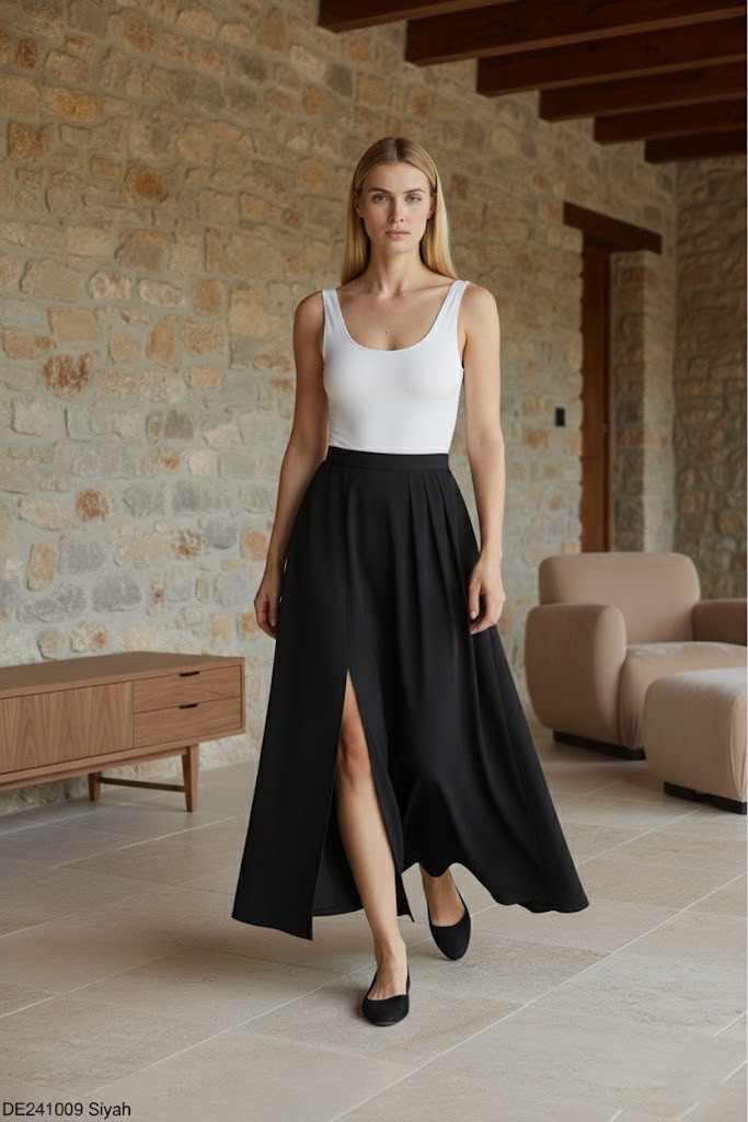 Kadın Siyah Pile Detaylı Yırtmaçlı Uzun Etek